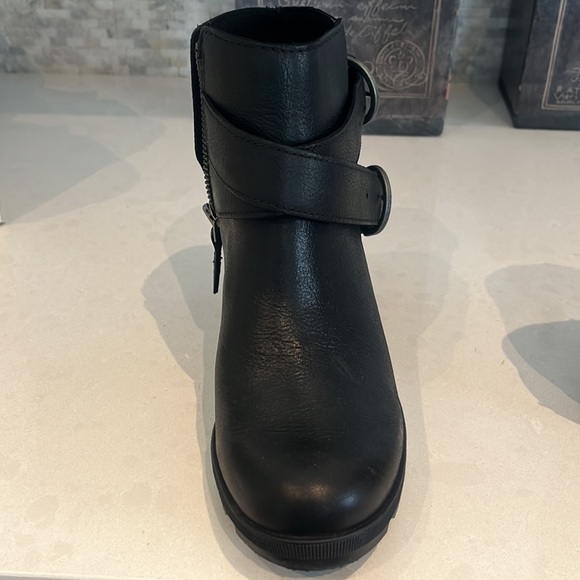 Sorel boots, black leather, size 7.5 US I Only worn 3 times. Too tight for me. - Picture 2 of 5